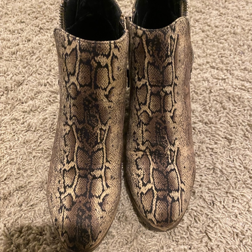 Boutique by Corkys python “Tombstone “ size 9 fits like 8.